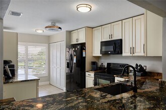 15489 Admiralty Cir in North Fort Myers, FL - Foto de edificio - Building Photo