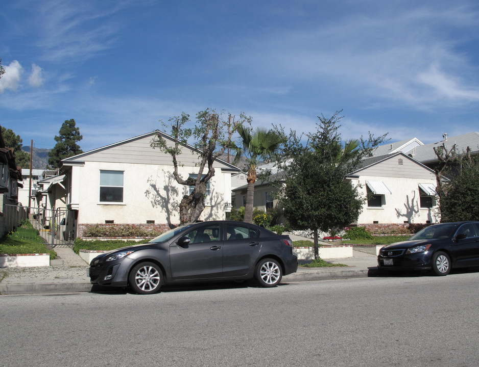 2231 Florencita Ave in Montrose, CA - Foto de edificio