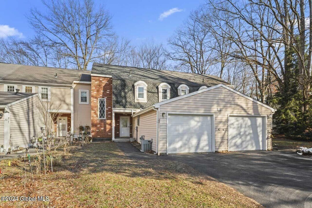 22 Willard Dr in Clifton Park, NY - Building Photo