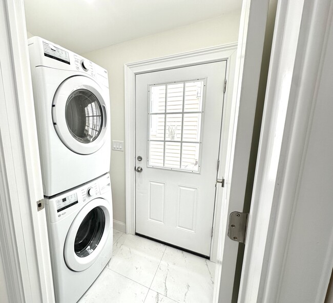11 Burrell St, Unit 1 in Boston, MA - Building Photo - Building Photo