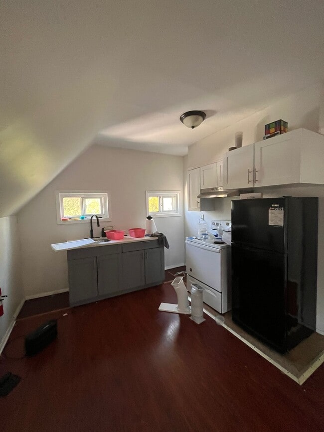 68 W 24th St, Unit 4 in Bayonne, NJ - Building Photo - Building Photo