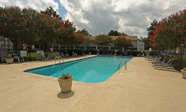 Colonial Pointe Apartments