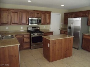 9037 W Victor Creek Ave in Las Vegas, NV - Foto de edificio - Building Photo