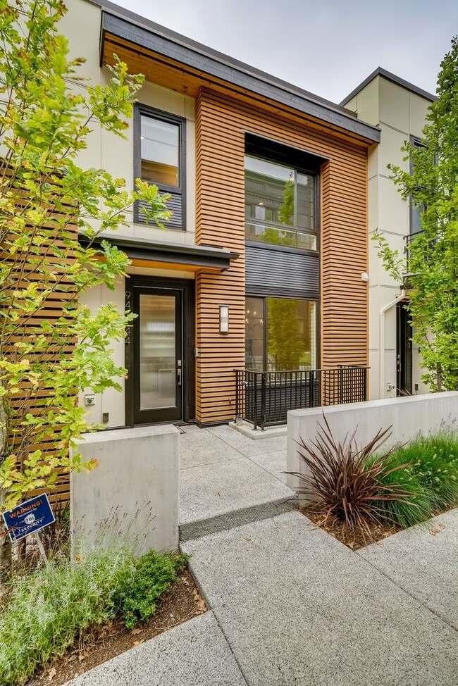 property at 941 W McGraw St