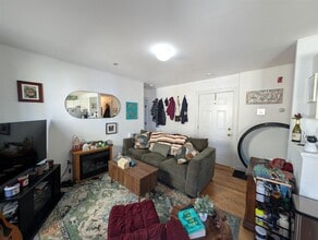 37 Roberts Rd, Unit 2 in Cambridge, MA - Foto de edificio - Building Photo