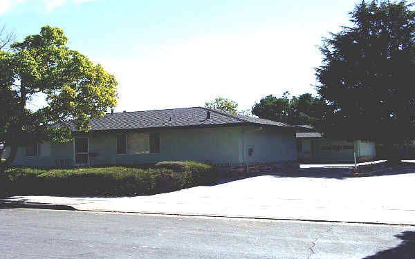 820 El Cerrito Way in Gilroy, CA - Foto de edificio - Building Photo