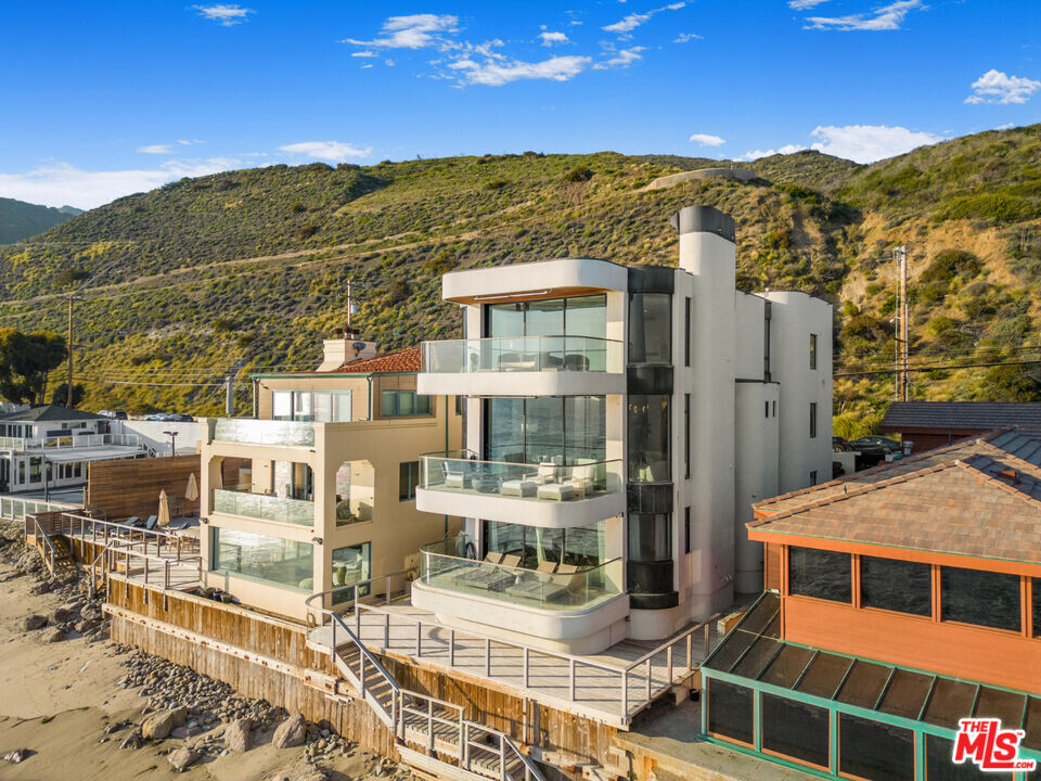 18860 Pacific Coast Hwy in Malibu, CA - Foto de edificio