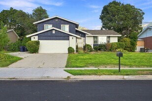 9229 Alvey Ln in Sandy, UT - Building Photo