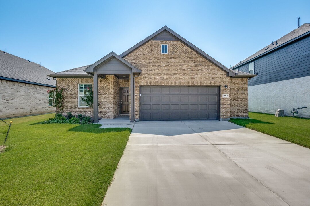 4013 Bluestem Blvd in Argyle, TX - Building Photo