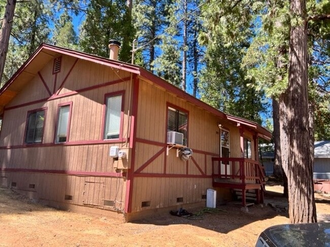 19945 L St in Twain Harte, CA - Building Photo - Building Photo