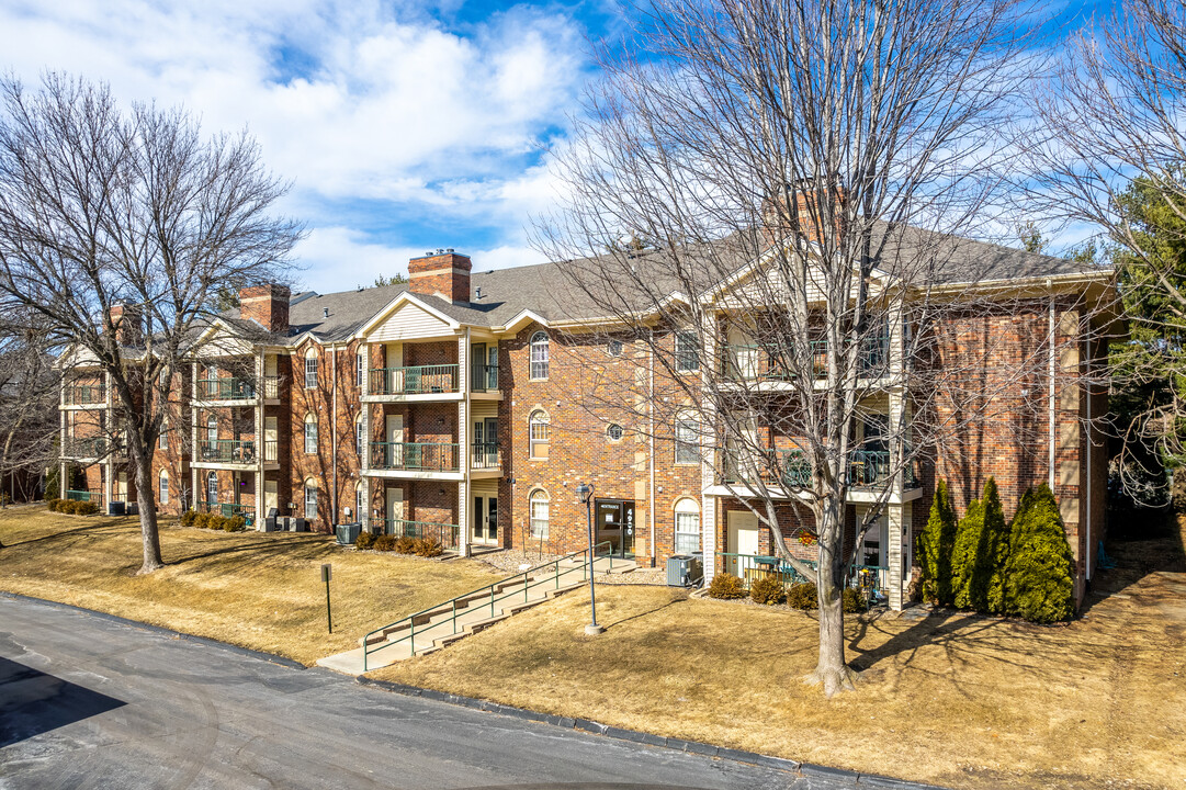 Ashington Park Condominiums in West Des Moines, IA - Building Photo