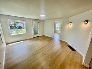 7227 SE Harney St in Portland, OR - Foto de edificio - Building Photo