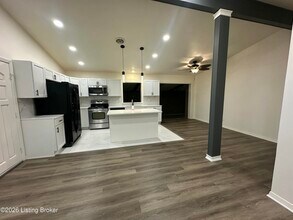 4806 Mid Dr in Louisville, KY - Building Photo - Building Photo