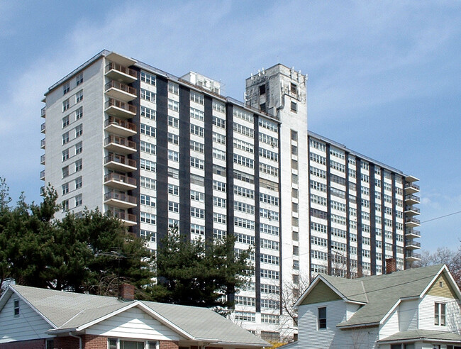 Embassy Towers in Bridgeport, CT - Building Photo - Building Photo