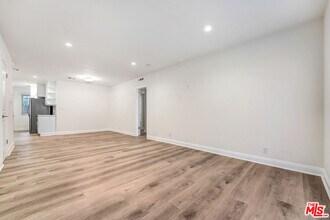337 N Oakhurst Dr in Beverly Hills, CA - Building Photo - Building Photo