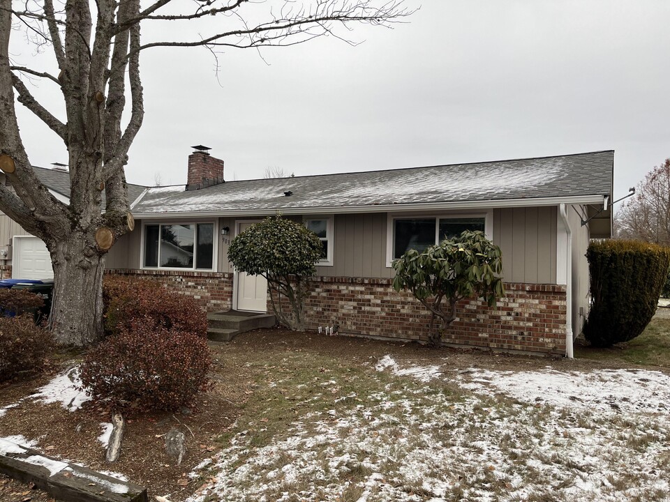 905 13th St NW in Puyallup, WA - Building Photo