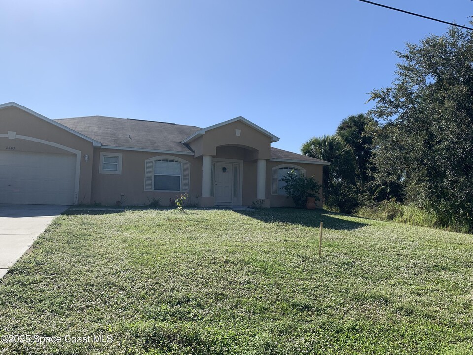 2687 San Filippo Dr SE in Palm Bay, FL - Foto de edificio
