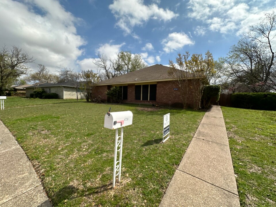 4740 Berridge Ln in Dallas, TX - Building Photo