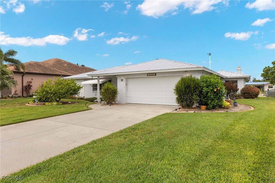 5240 SW 2nd Pl in Cape Coral, FL - Building Photo