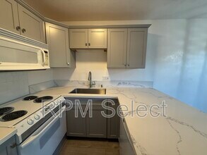 2294 Woodside Ln in Sacramento, CA - Building Photo - Building Photo