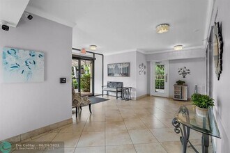 3930 Oaks Clubhouse Dr in Pompano Beach, FL - Building Photo - Building Photo