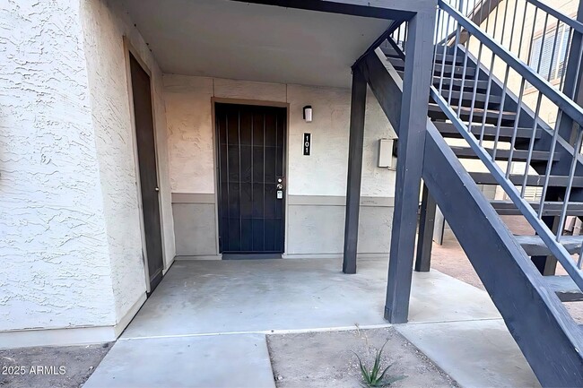 725 W 1st Ave in Mesa, AZ - Foto de edificio - Building Photo