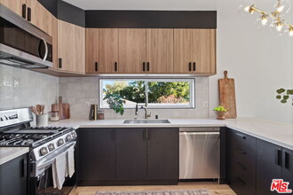 10823 Hartsook St in Los Angeles, CA - Foto de edificio - Building Photo