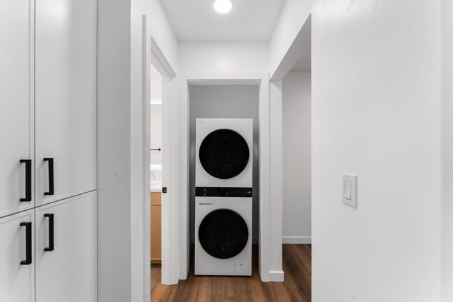 Swell Apartments in Imperial Beach, CA - Foto de edificio - Building Photo