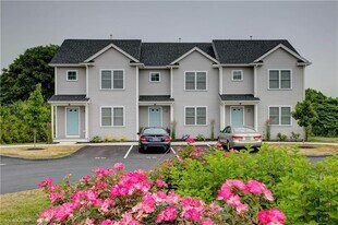 56 Mariner Way in Middletown, RI - Building Photo