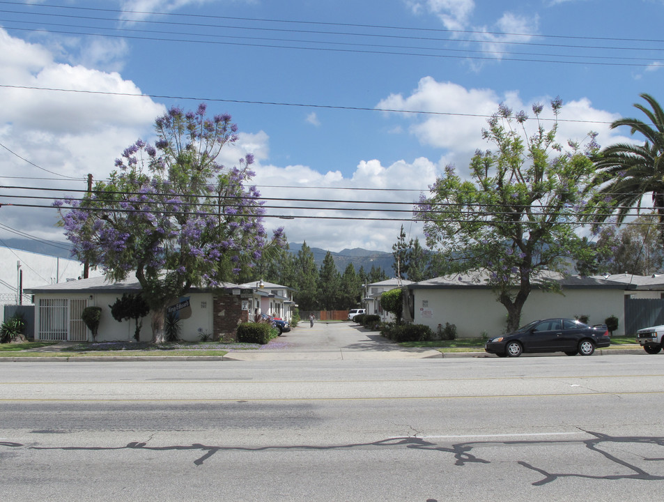 Arrow Apartments in Azusa, CA - Foto de edificio