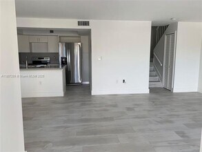6825 SW 45th Ln in Miami, FL - Building Photo - Building Photo