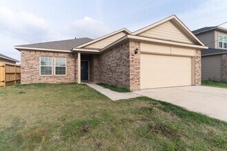 95 County Rd 51024 in Cleveland, TX - Foto de edificio - Building Photo