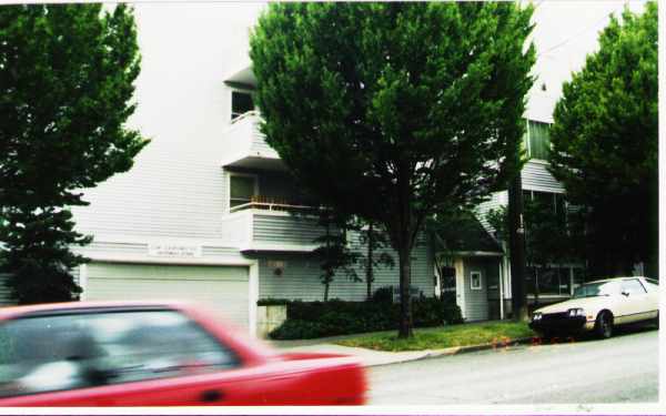 Barton Court in Seattle, WA - Foto de edificio - Building Photo