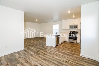 335 Lightning Ave in Middleton, ID - Building Photo - Building Photo