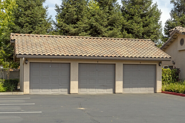 Remmington Apartments in Fresno, CA - Building Photo - Building Photo