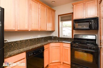 3256 N Clifton Ave, Unit J06W in Chicago, IL - Building Photo - Building Photo