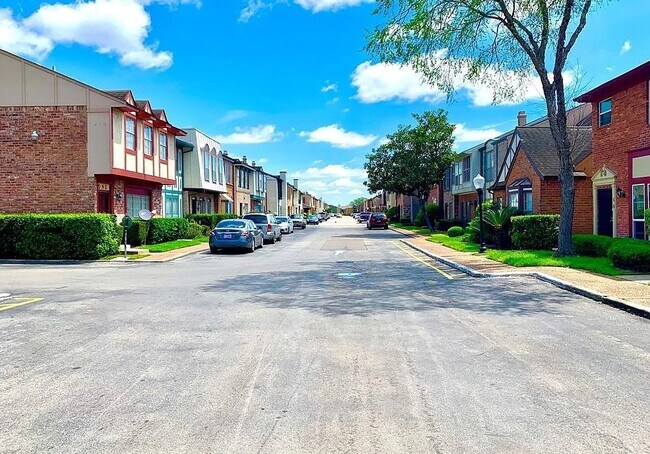 7700 Creekbend Dr in Houston, TX - Building Photo - Building Photo
