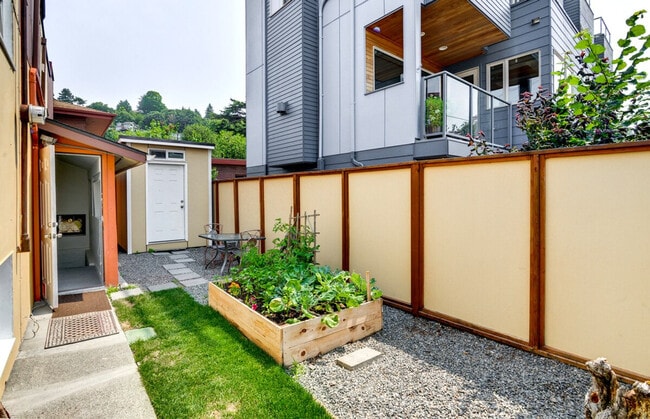 2428 Alki Ave SW, Unit SI ID1051267P in Seattle, WA - Foto de edificio - Building Photo