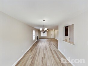 301 Bedford Park Dr in Winston-Salem, NC - Foto de edificio - Building Photo