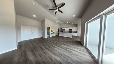 1720 NW 9th Pl in Cape Coral, FL - Foto de edificio - Building Photo