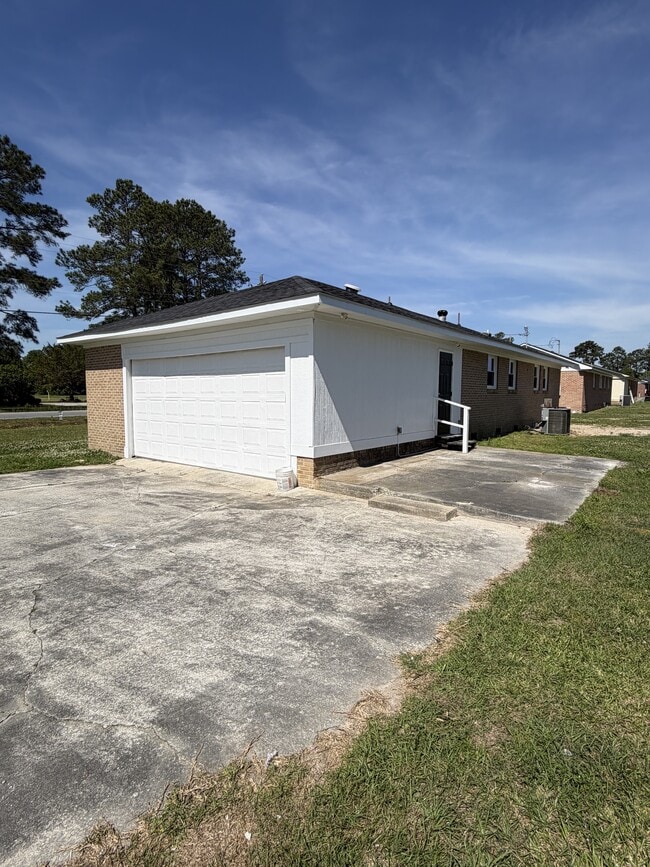 1408 Old Ebenezer Rd in Florence, SC - Building Photo - Building Photo