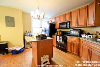 184 Saint Paul St, Unit 2 in Brookline, MA - Foto de edificio - Building Photo