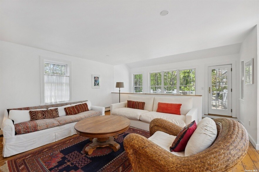 51 Hampton St, Unit 1528 in Sag Harbor, NY - Building Photo