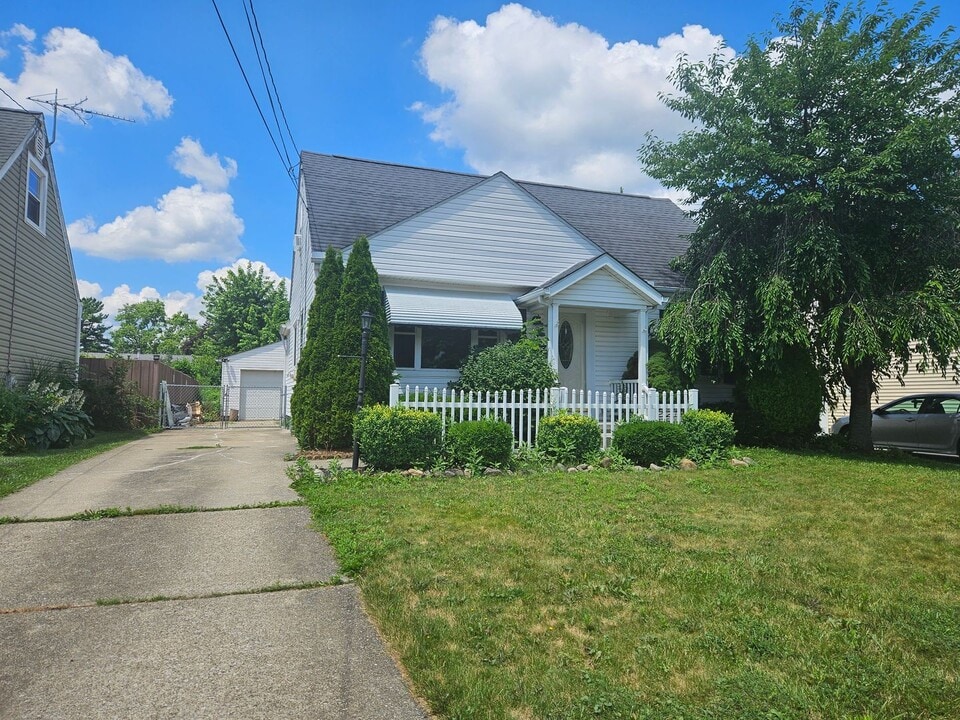2822 10th St in Cuyahoga Falls, OH - Building Photo