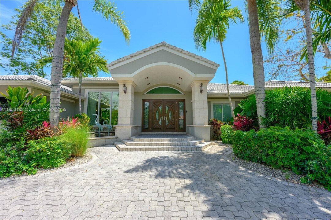 16001 SW 77th Ct in Palmetto Bay, FL - Building Photo