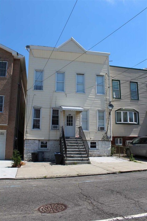 112 Irving St-Unit -1L in Jersey City, NJ - Foto de edificio