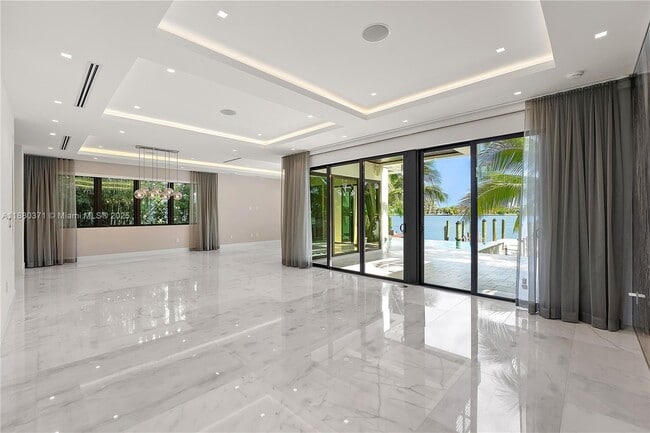1311 Stillwater Dr in Miami Beach, FL - Foto de edificio - Building Photo