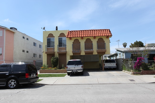 7045 Remmet Ave in Canoga Park, CA - Building Photo - Building Photo