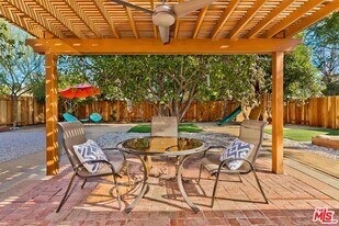 7236 Encino Ave in Los Angeles, CA - Building Photo