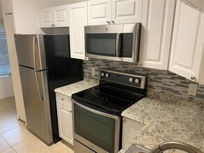 1013 Coral Club Dr, Unit 1013 in Coral Springs, FL - Foto de edificio - Building Photo